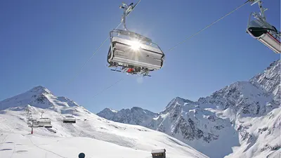 Sessellift vor dem Bergpanorama der Brunnalm