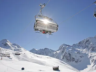 Sessellift vor dem Bergpanorama der Brunnalm © Sochor / Osttirol.com