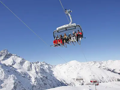 Der 6er-Sessellift bringt die Wintersportler bequem nach oben. © Sochor / Osttirol.com
