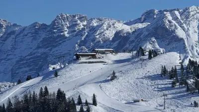 Imposante Winter-Bergkulisse auf der schneesicheren Buchensteinwand