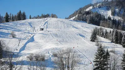 Blick auf die Pisten im Skigebiet Pillersee-Buchensteinwand