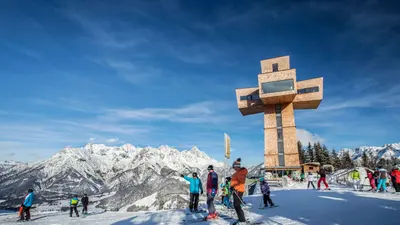 Skifahrer am Jakobskreuz im Skigebiet Pillersee-Buchensteinwand