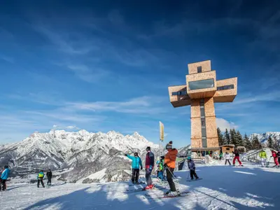 Skifahrer am Jakobskreuz im Skigebiet Pillersee-Buchensteinwand © Bergbahn Pillersee