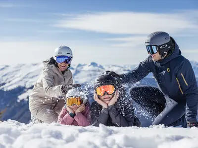 Familie im Schnee © Maximilian Koeck I Maximalgrafik