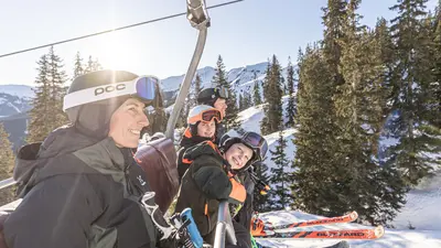 Familie auf einer Sesselbahn