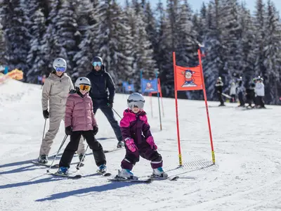 Familie im Schatzberg Zwergenland © Ski Juwel Alpbachtal Wildschönau | Maximilian Koeck I Maximalgrafik
