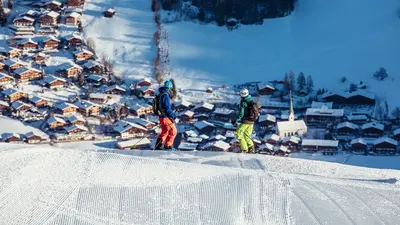 Skifahrer mit Blick auf Alpbach