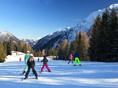 Skifahrer auf der Übungspiste im Skigebiet Pertisau © Joris van Drooge