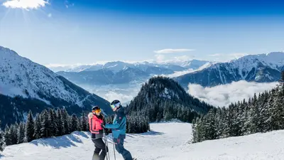 Skifahrer im Skigebiet Rofan mit Aussicht auf die Berge