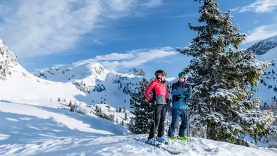 Paar im Skigebiet im Rofangebirge