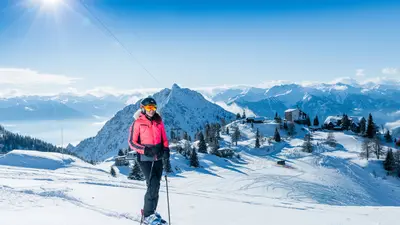 Skifahrerin im Skigebiet Rofan