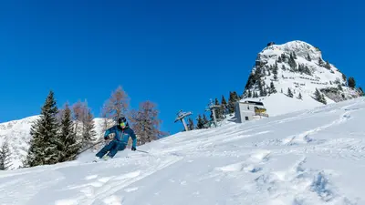Skifahrer im Skigebiet Rofan