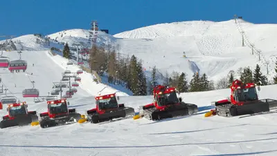 Pistenbullys im Skigebiet