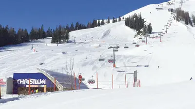 Sessellift im Skigebiet Christlum