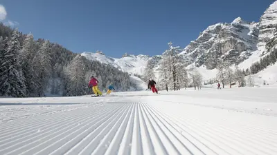 Skifahrer auf einer frisch präparierten Piste im Skizentrum Schlick 2000