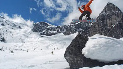 Snowboarder bei einem Sprung im Skizentrum Schlick 2000