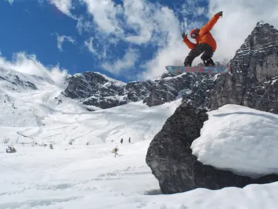 Snowboarder bei einem Sprung im Skizentrum Schlick 2000 © Schlick 2000