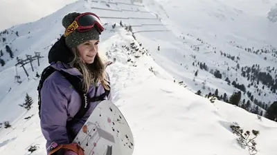 Snowboarderin im Freeridegebiet des Skizentrums Schlick 2000