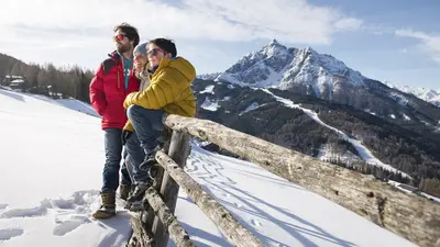 Familie im Skigebiet Serles
