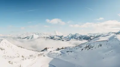 Panorama der Bergkulisse im Skigebiet Zauchensee