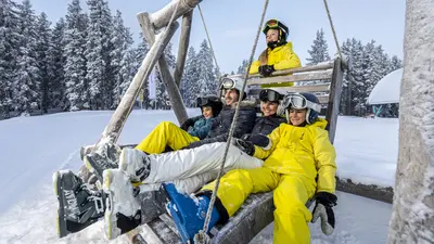 Gruppe Skifahrer im Schnee Filzmoos
