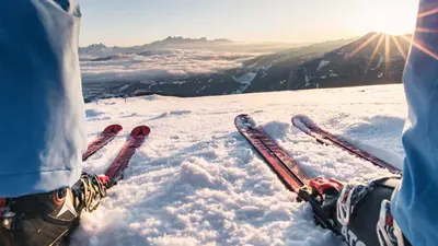 Skier auf einer Piste im Snow Space Salzburg