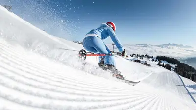 Skifahrerin auf einer Piste im Snow Space Salzburg