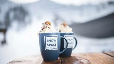 Tassen mit Heißgetränk im Snow Space Salzburg