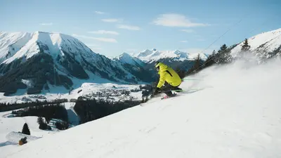 Skifahrer in Berwang vor der Zugspitze