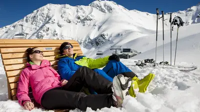 Sonnenliegen im Skigebiet Hochötz