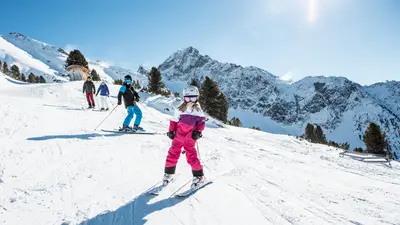 Familie beim Skifahren in Hochoetz