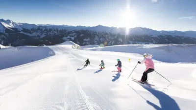 Familie beim Skifahren im Skigebiet Rauriser Hochalmbahnen