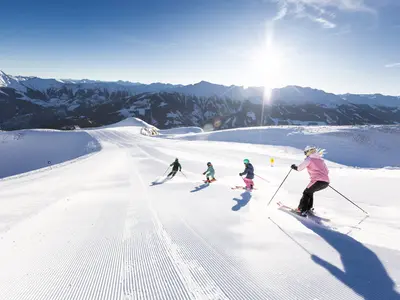 Familie beim Skifahren im Skigebiet Rauriser Hochalmbahnen © Alpindis, Daniel Breuer