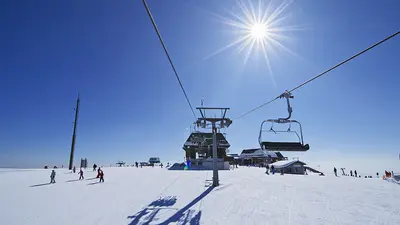 Ein Sessellift im Skigebiet Gerlitzen