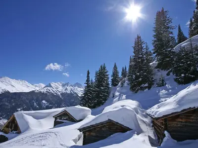 Verschneite Hütten bei Sonnenschein © Tourismusverband Paznaun - Ischgl