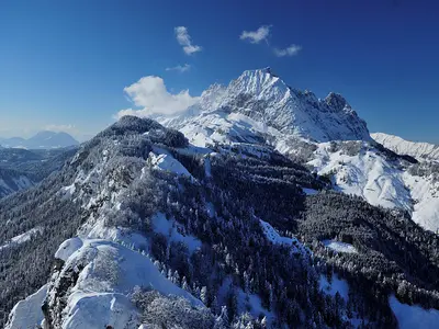 Blick auf Niederkaiser und Wilder Kaiser über Kirchdorf und St. Johann © Eisend Stefan / St. Johann in Tirol