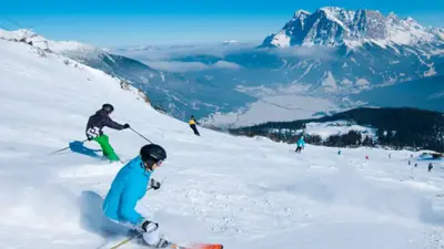 Skifahrer auf der Piste im Skigebiet Lermoos-Grubigstein