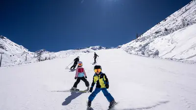 Familie im Skigebiet See