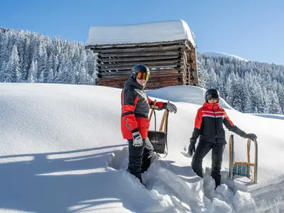 Rodeln im tiefverschneiten See im Paznaun © TVB Paznaun - Ischgl
