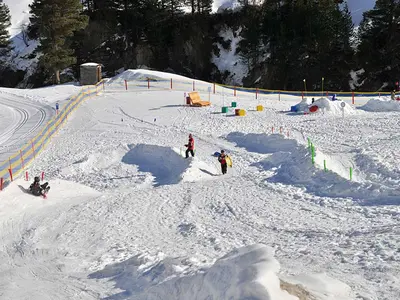 Luftaufnahme des Schneespielplatzes Vent mit mehreren Kindern © Ötztal Tourismus