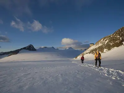 Zwei Winterwanderer in Vent © Ötztal Tourismus, Fotograf: Bernd Ritschel