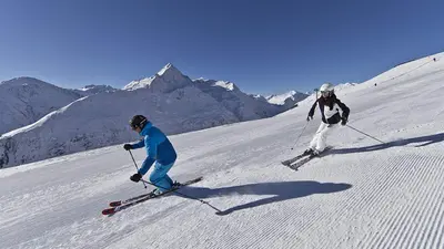 Zwei Skifahrer auf der Abfahrt Stablein