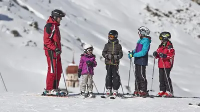 Skilehrer mit einer Kindergruppe in Vent