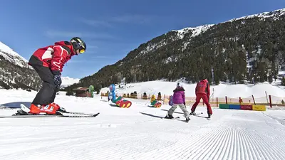 Kinder in der Skischule in Vent