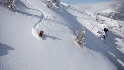 Spuren im Tiefschnee ziehen