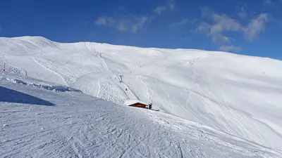 Blick auf eine Skipiste im Skigebiet Golzentipp