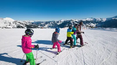 Familie beim Skifahren in Dorfgastein-Großarl