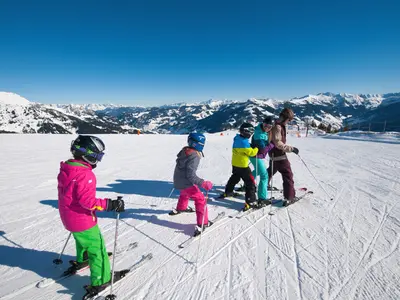 Familie beim Skifahren in Dorfgastein-Großarl © www.grossarltal.info