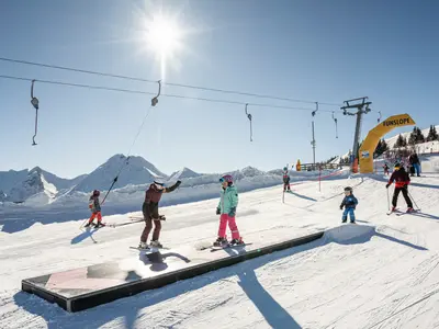 Familie beim Skifahren im Großarltal © TVB Großarltal / Lorenz Masser