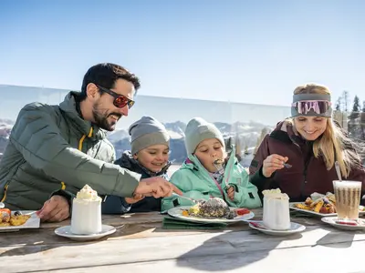 Familie auf einer Hütte im Großarltal © TVB Großarltal / Lorenz Masser